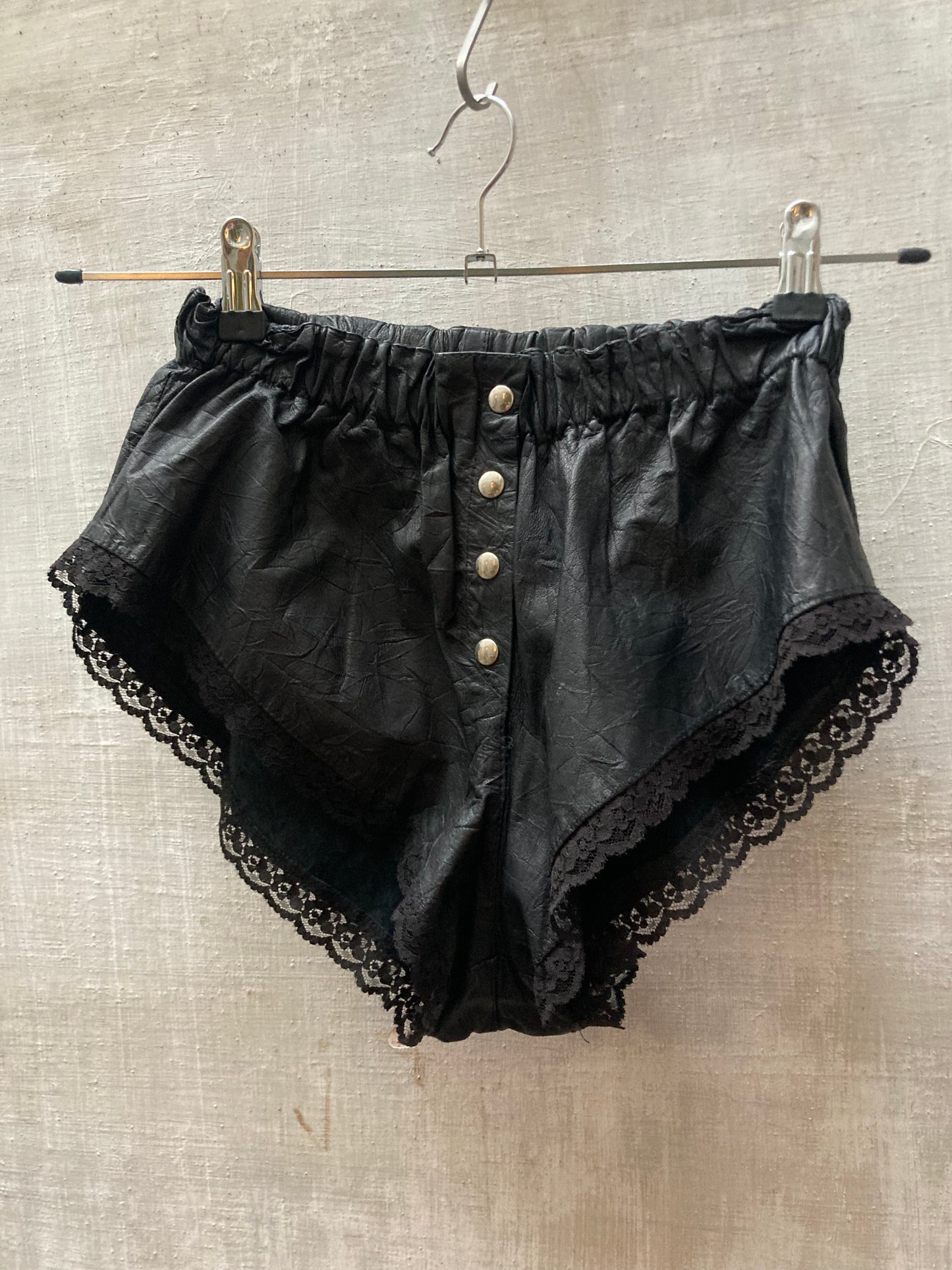 Short cuir et dentelle 1970