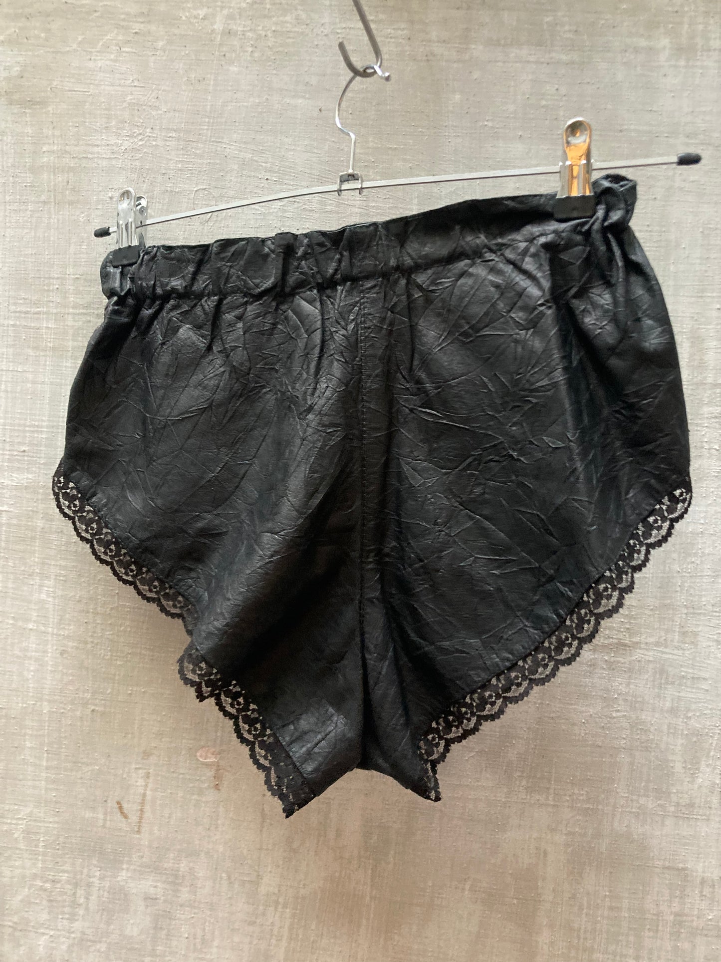 Short cuir et dentelle 1970