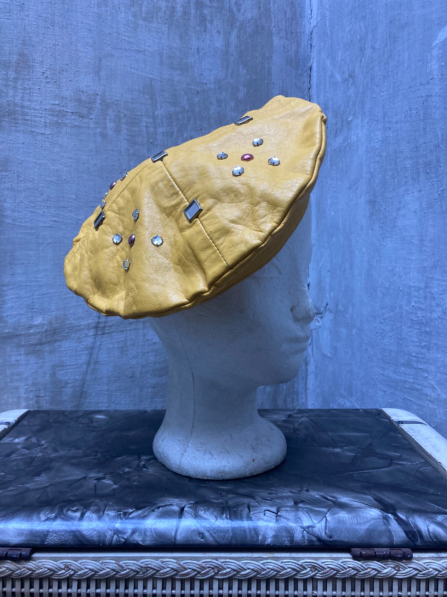 Béret cuir et strass Colette Nivelle 1980