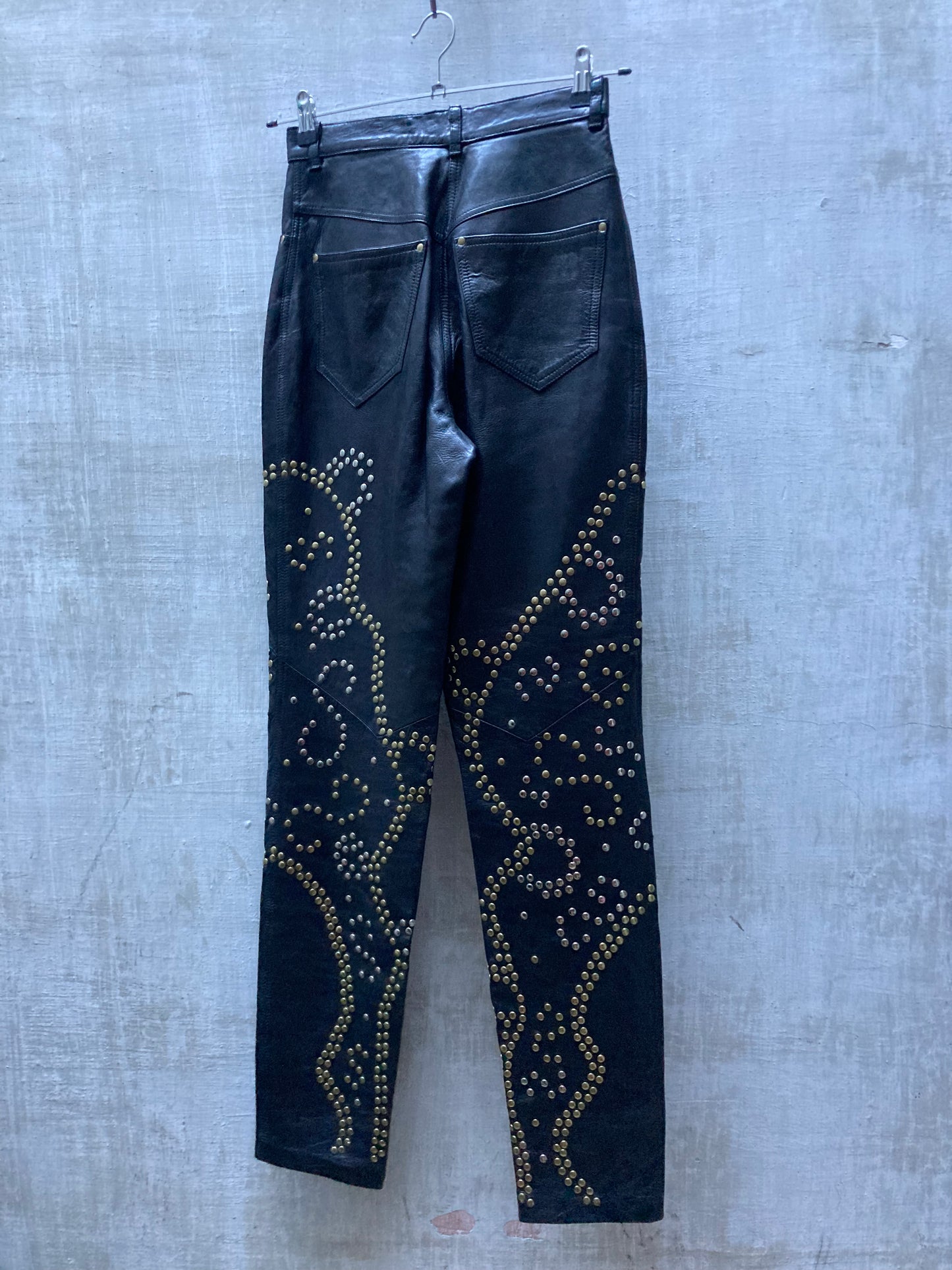 Pantalon de cuir clouté 1980