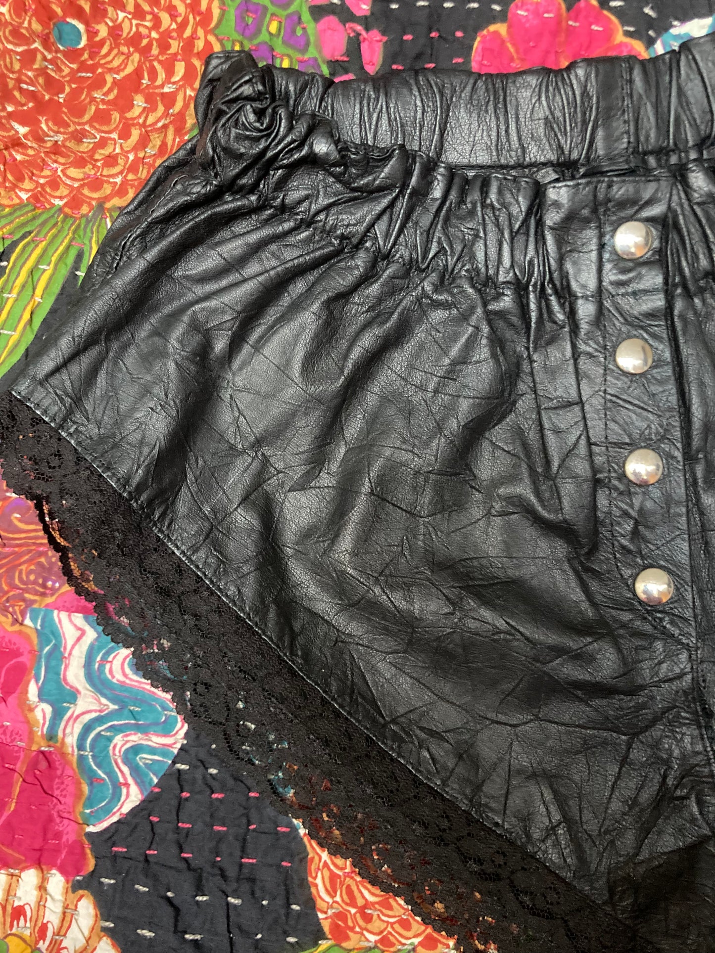 Short cuir et dentelle 1970
