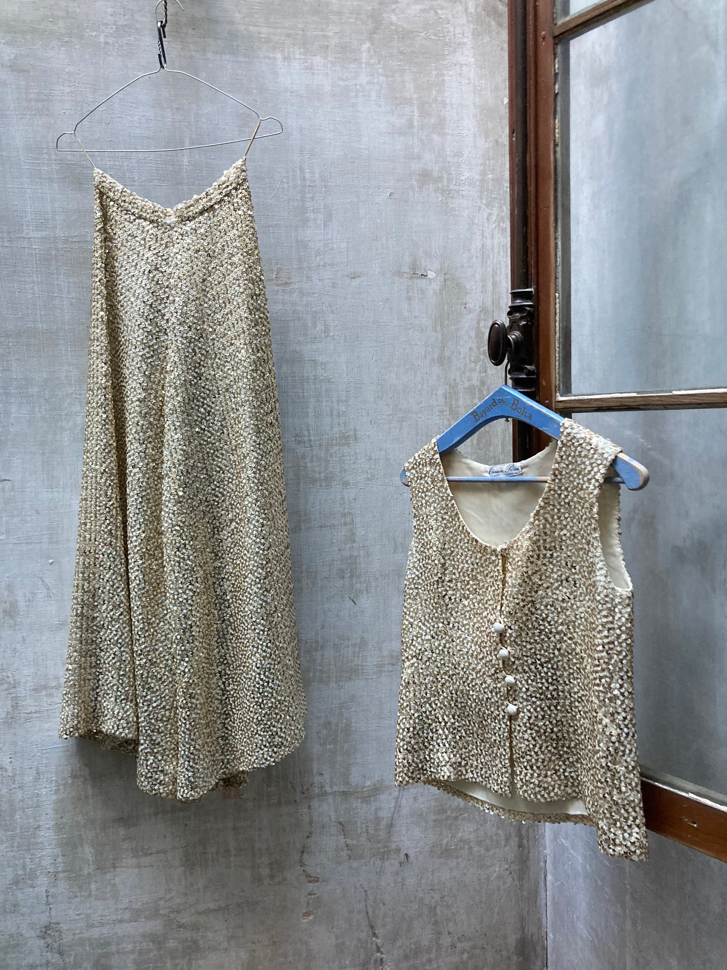 Ensemble sequins dorés 1960