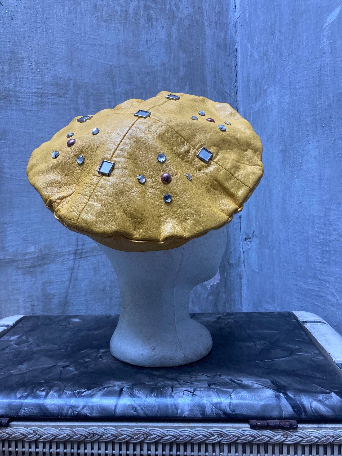 Béret cuir et strass Colette Nivelle 1980