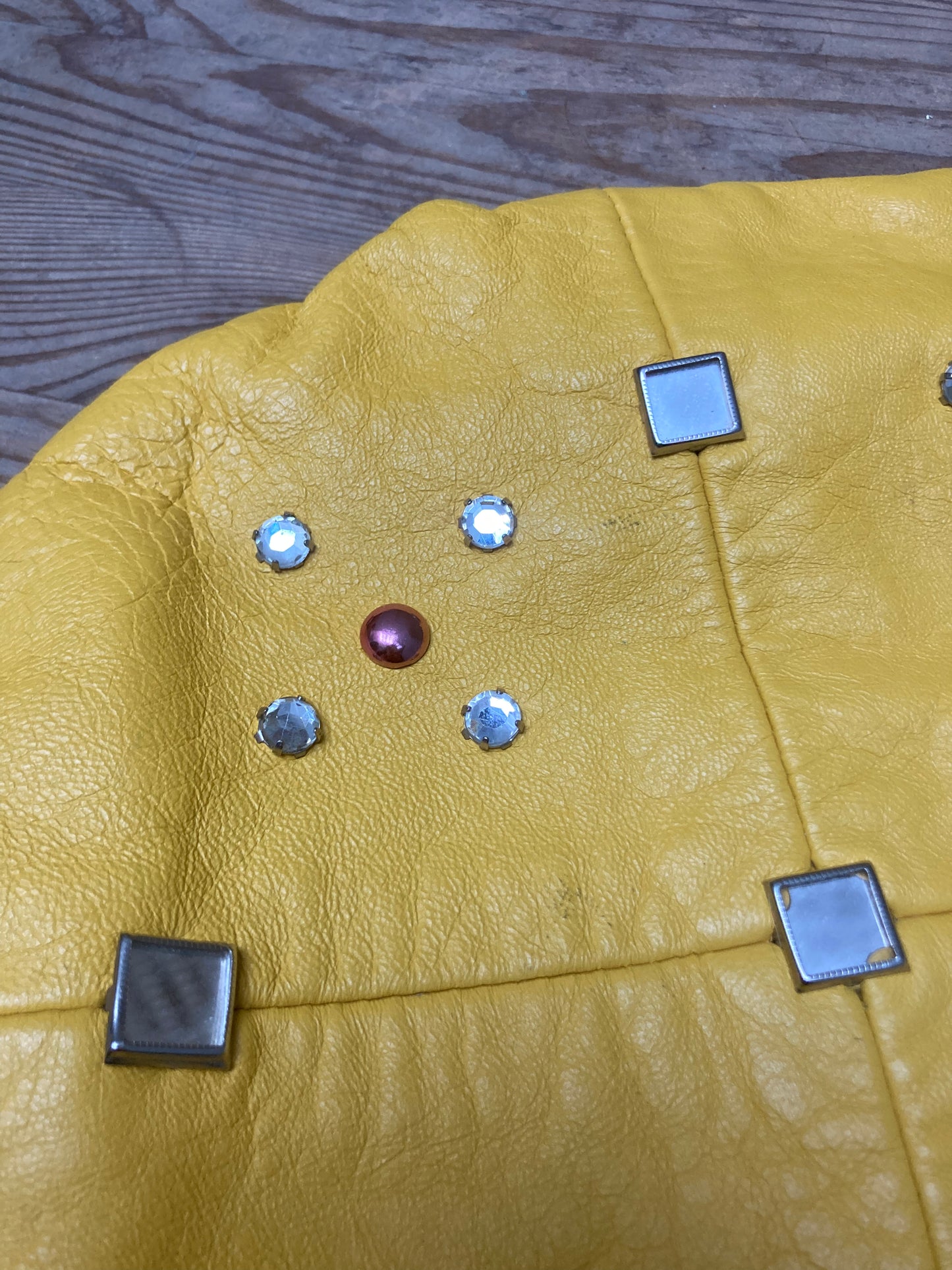 Béret cuir et strass Colette Nivelle 1980