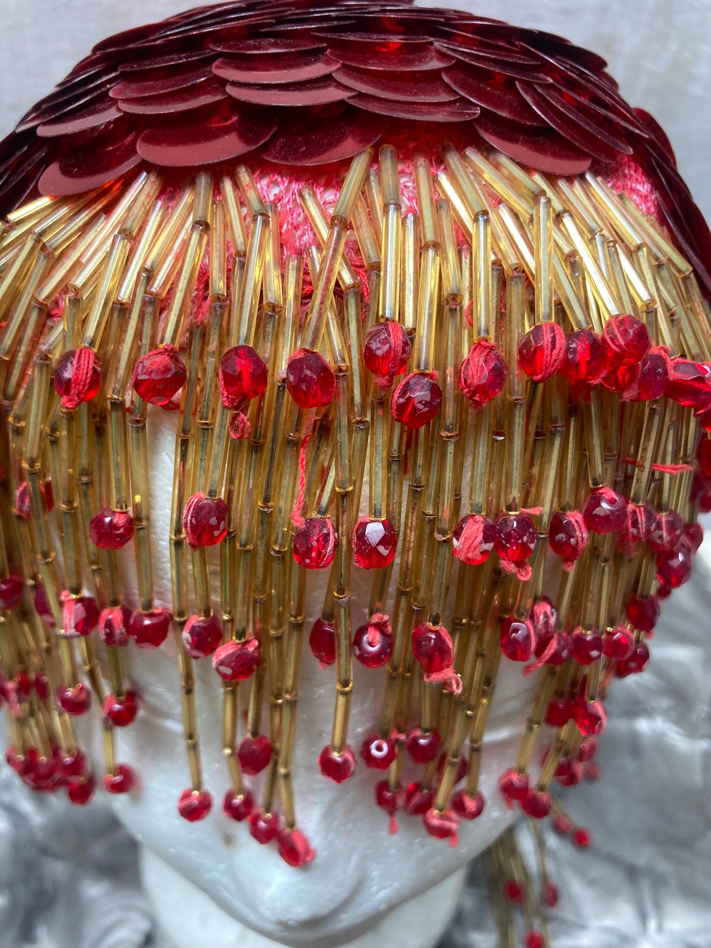 Coiffe en pastilles brodées rouge - 1960