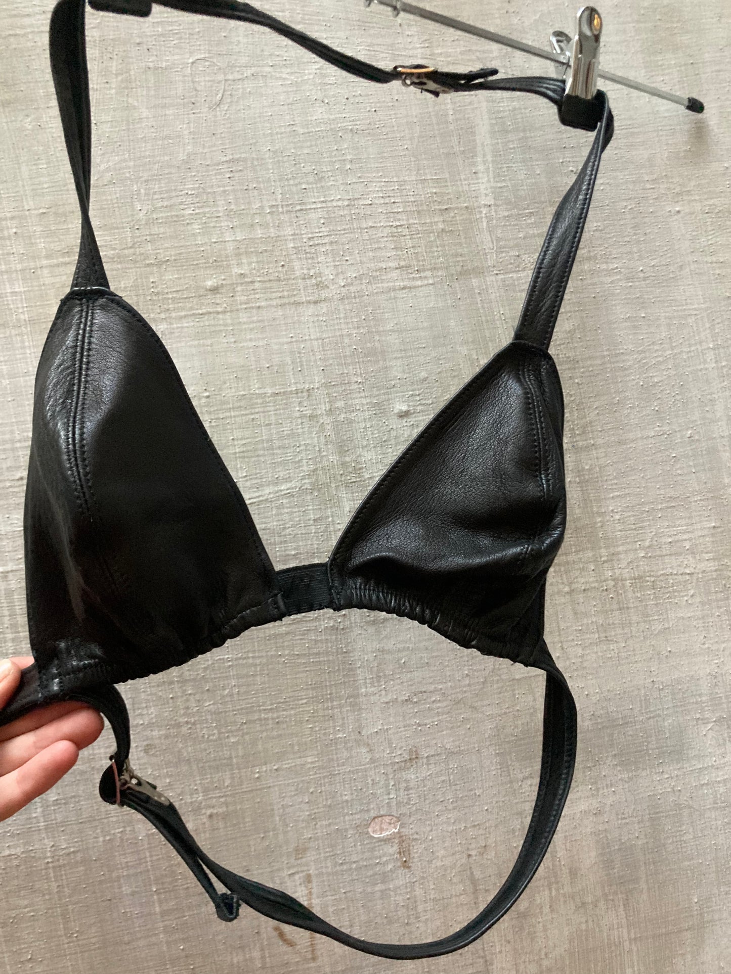 Brassière cuir 1970