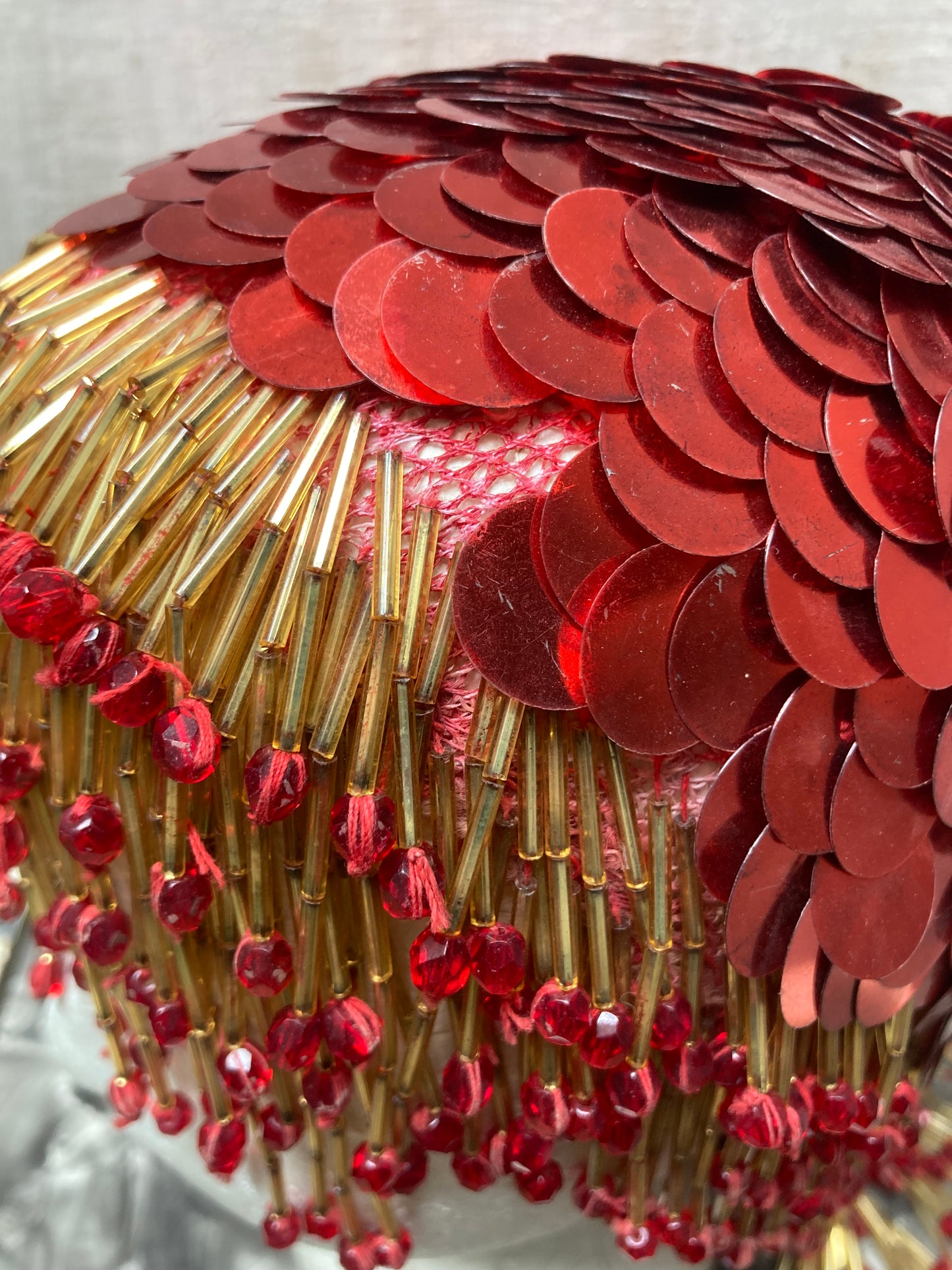Coiffe en pastilles brodées rouge - 1960