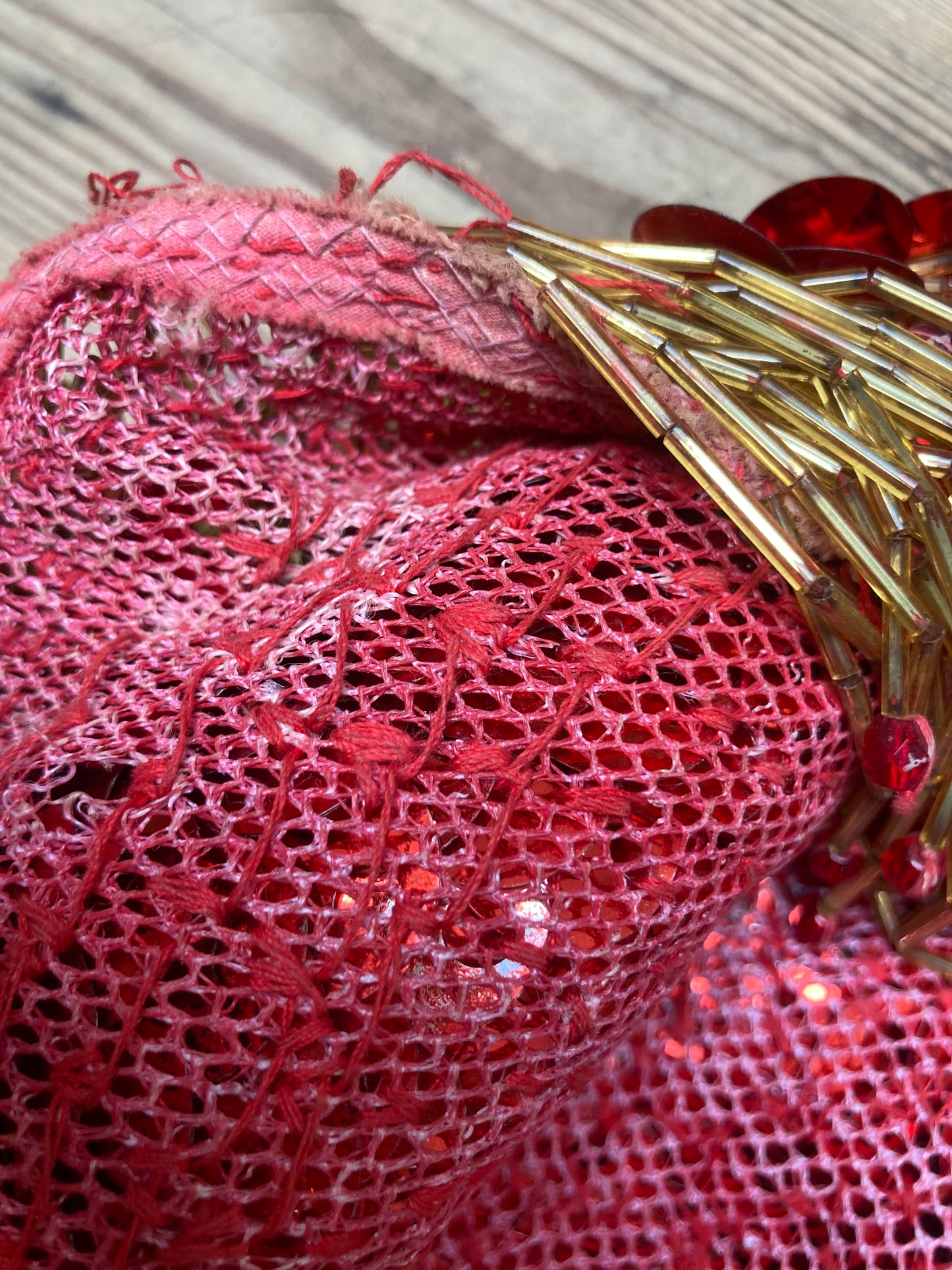Coiffe en pastilles brodées rouge - 1960