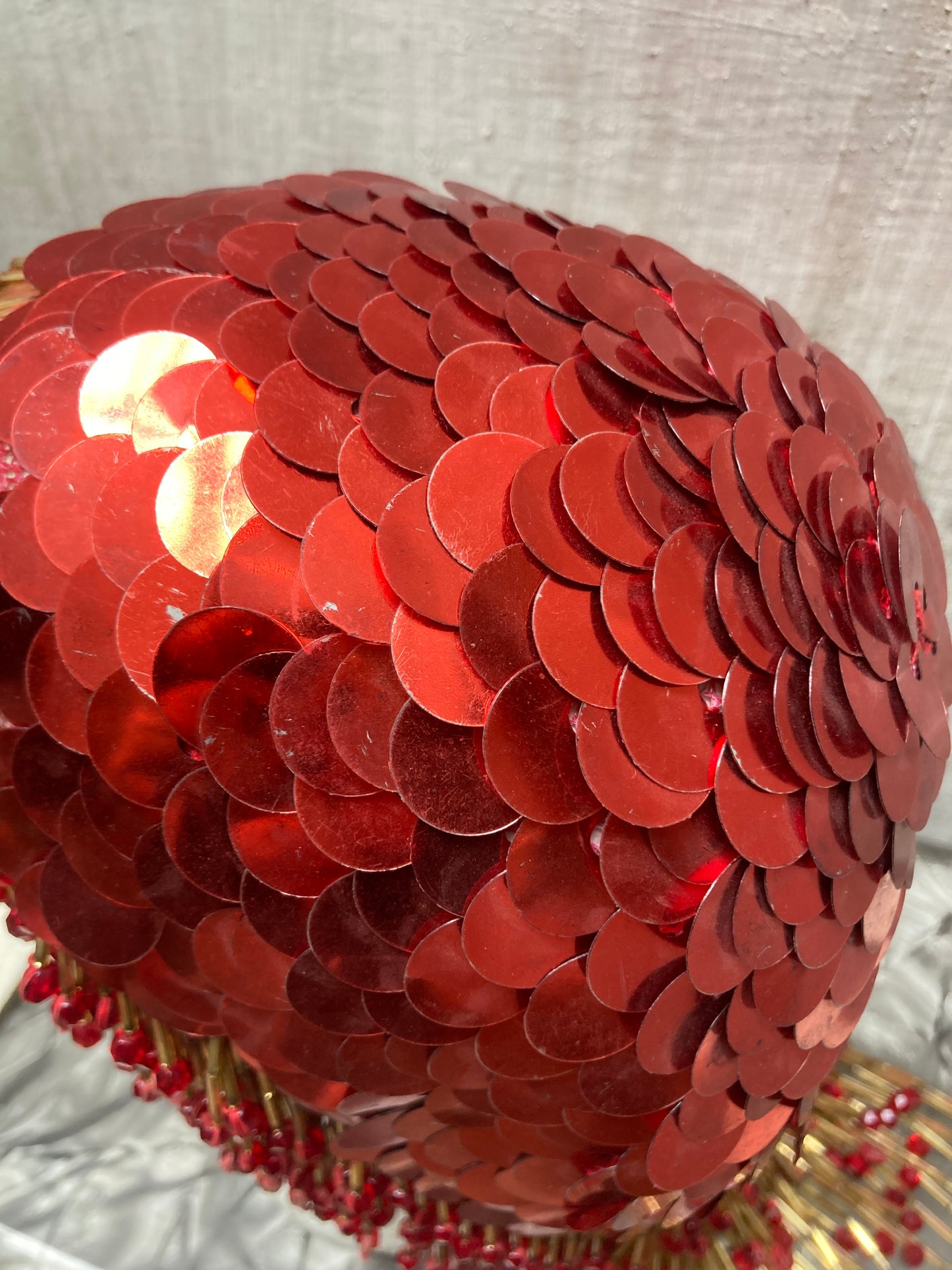 Coiffe en pastilles brodées rouge - 1960