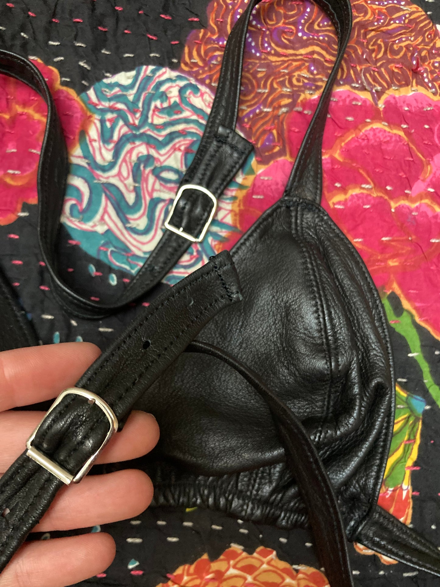 Brassière cuir 1970