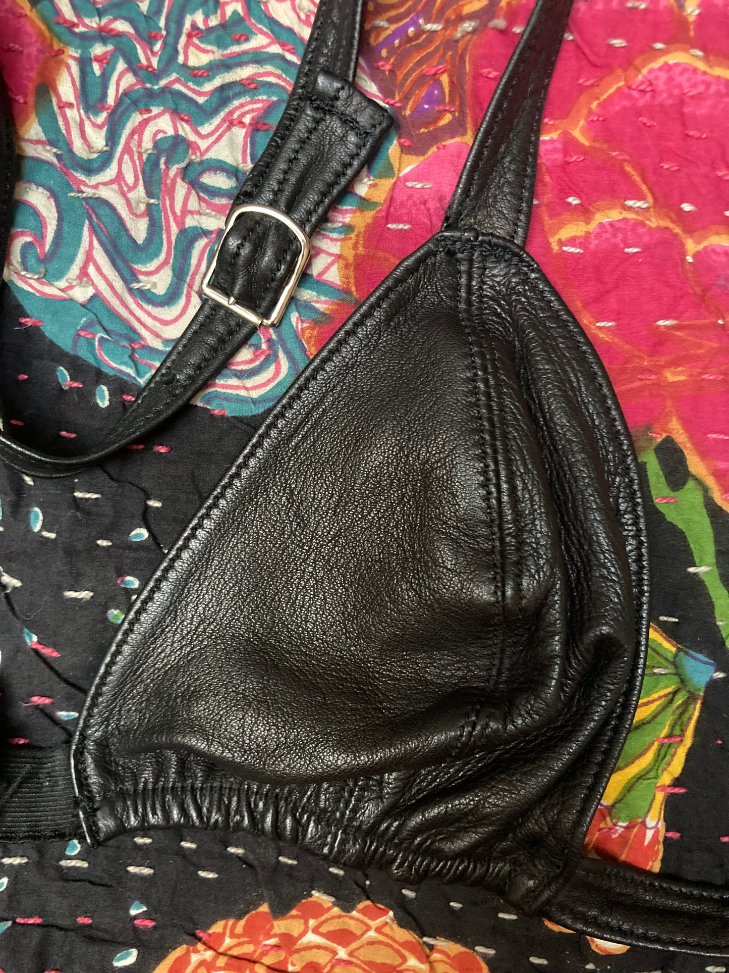 Brassière cuir 1970