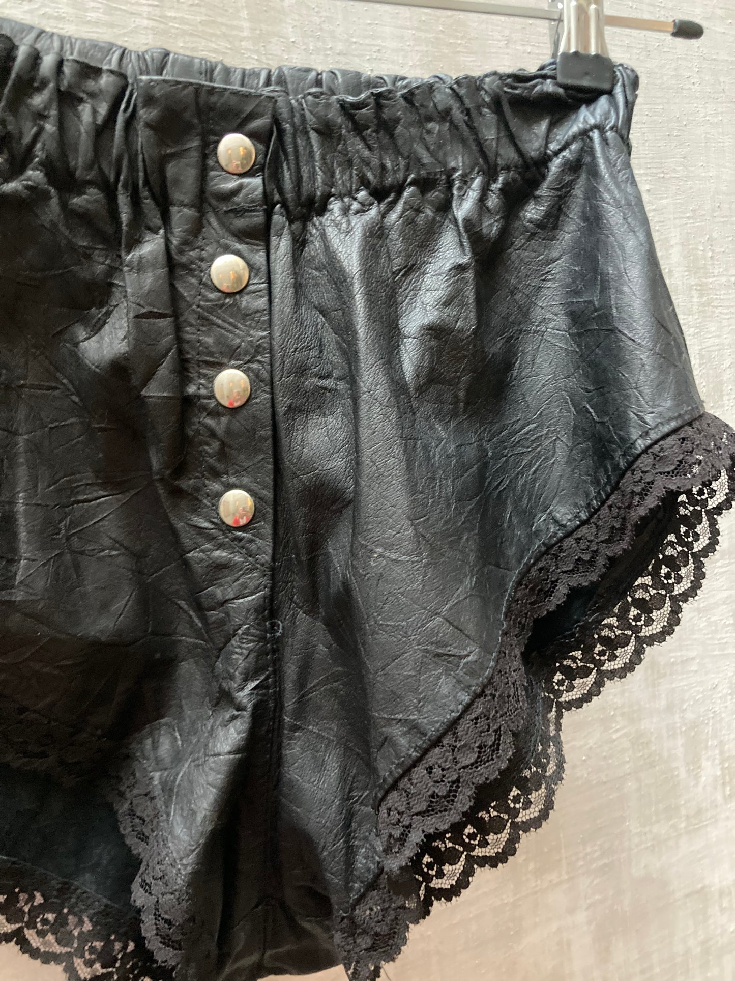 Short cuir et dentelle 1970