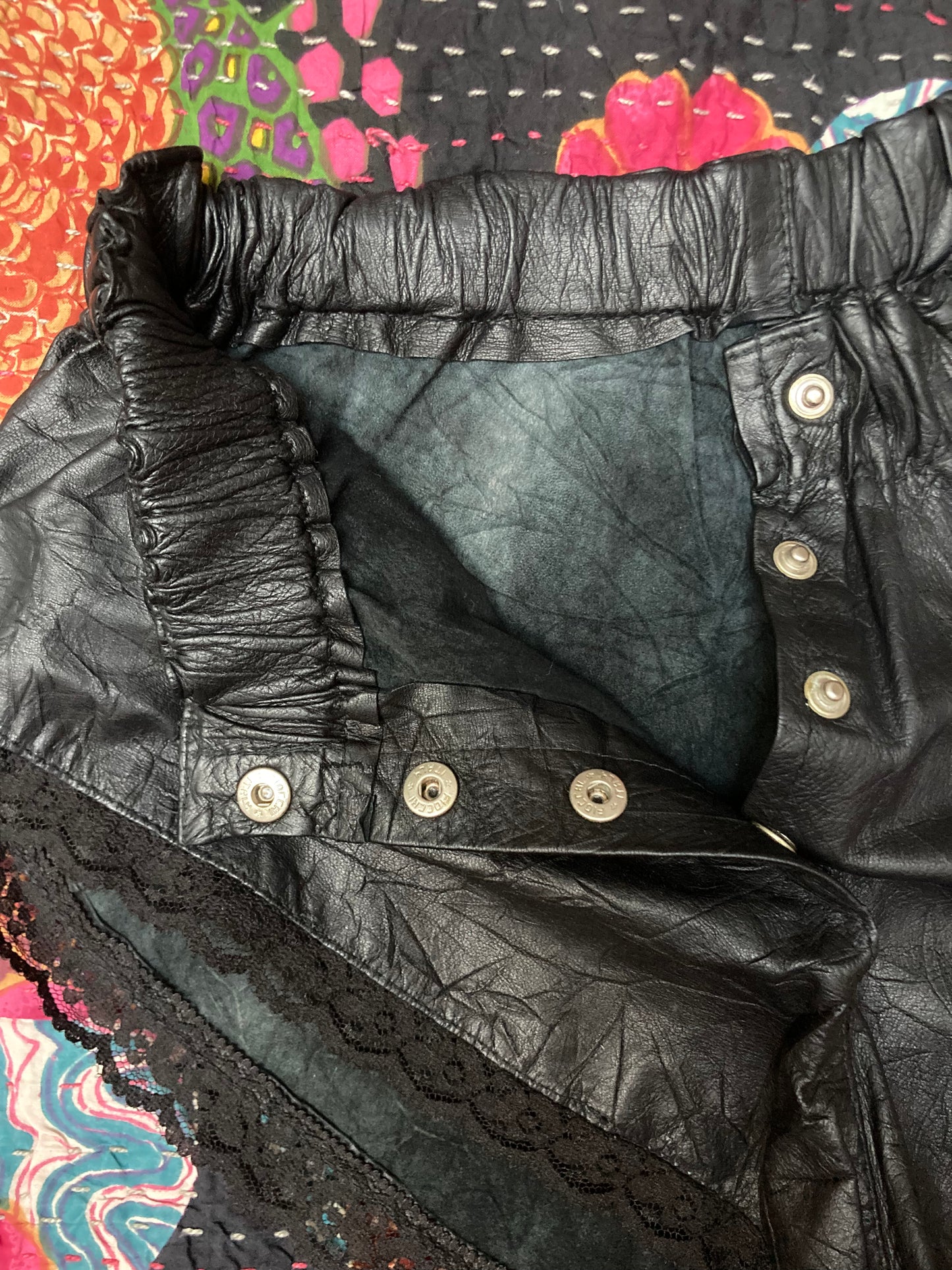 Short cuir et dentelle 1970