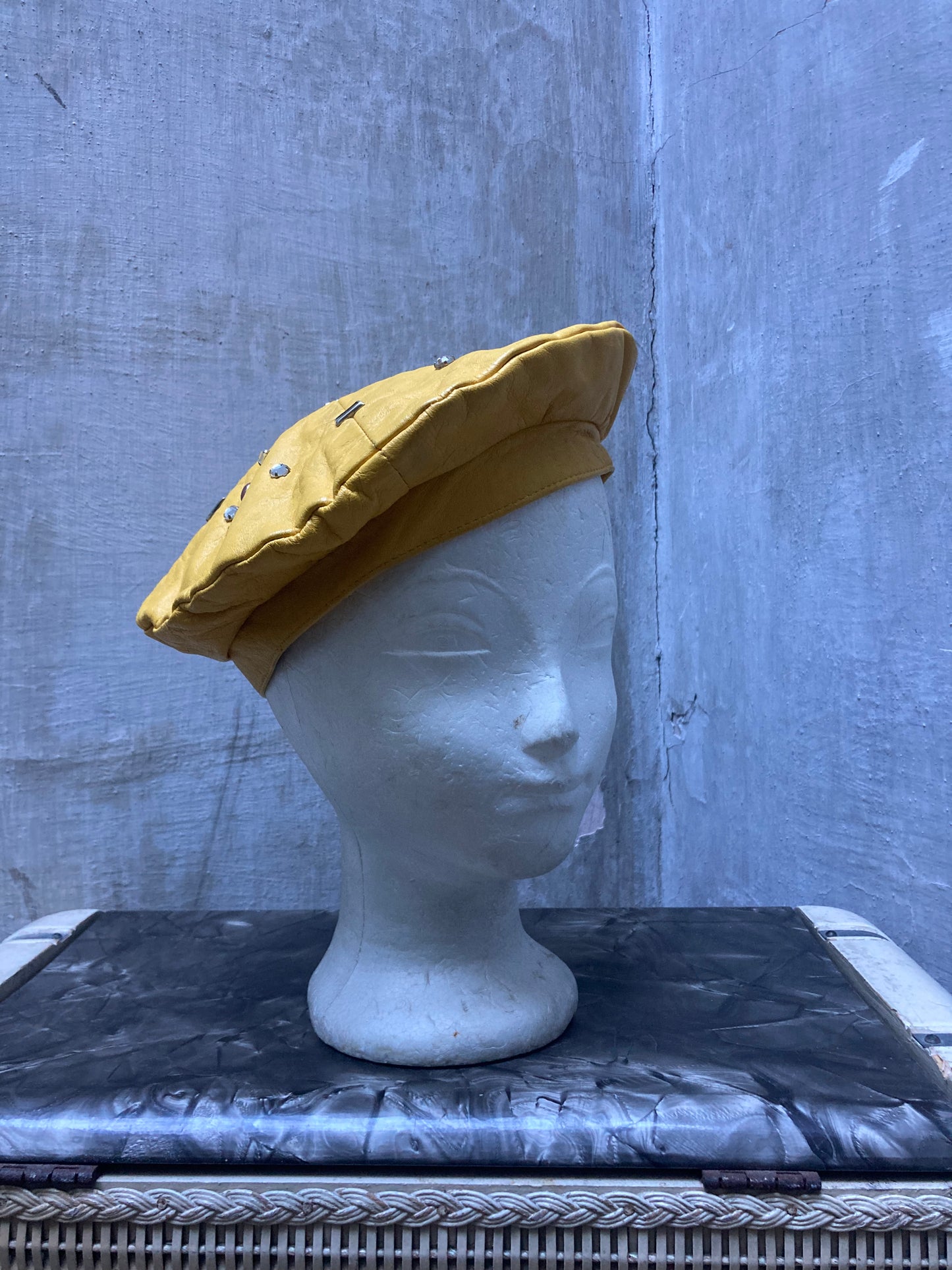 Béret cuir et strass Colette Nivelle 1980