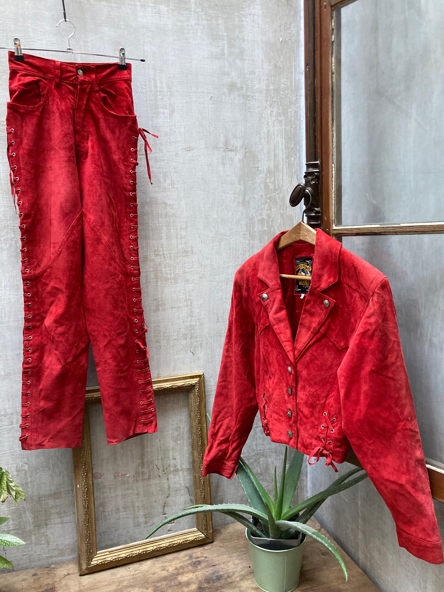 Ensemble western 1980s en daim rouge
