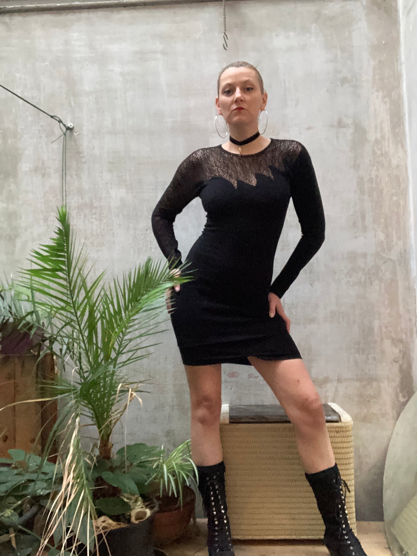 Robe noire moulante résilles 1980-90