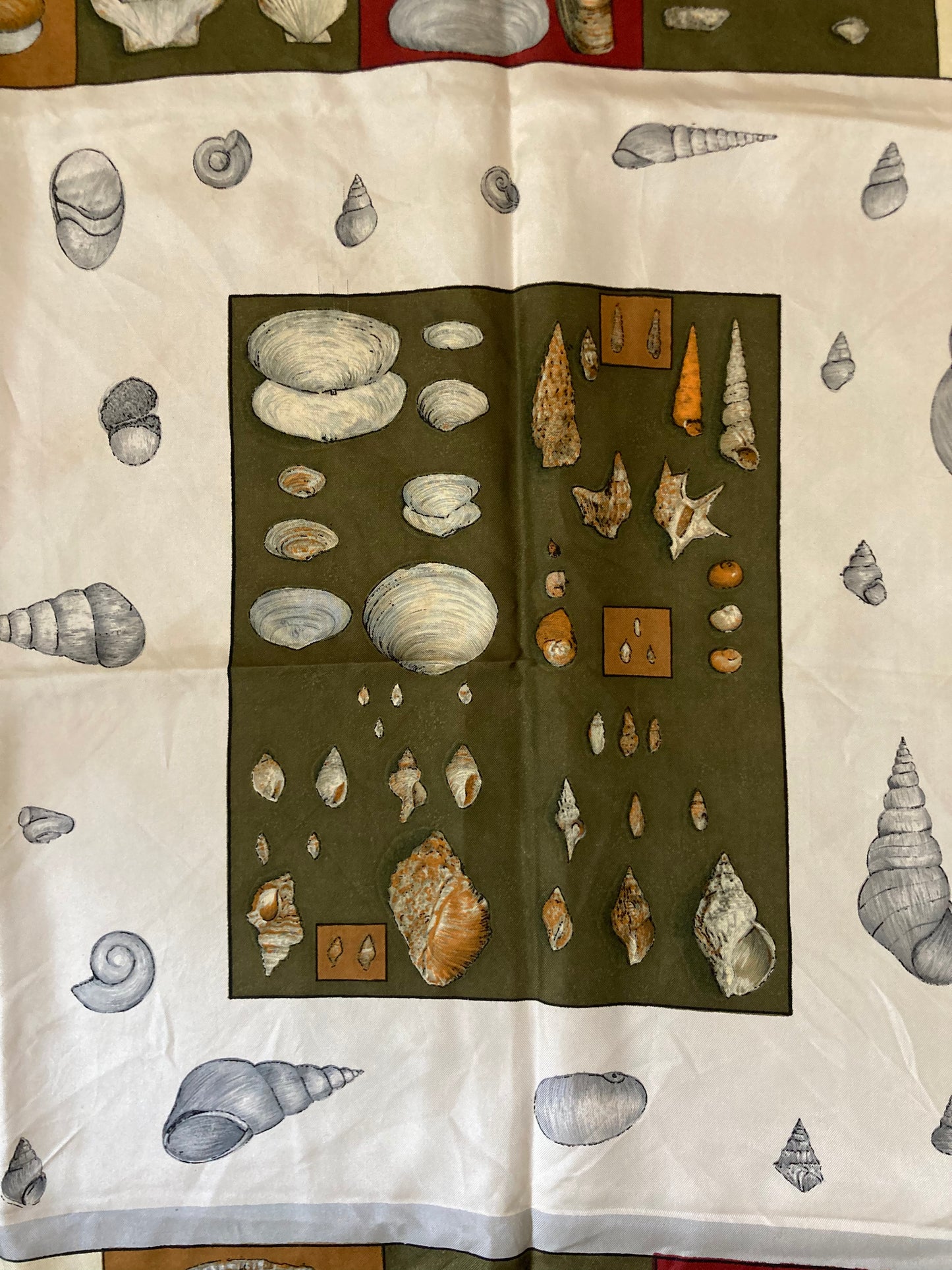 Foulard en soie Cabinet de curiosité