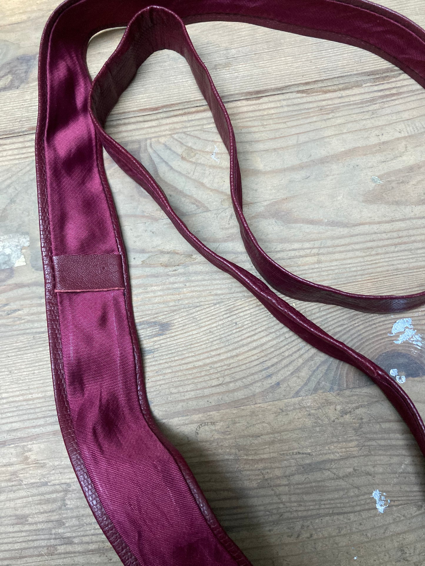 Cravate cuir 1970