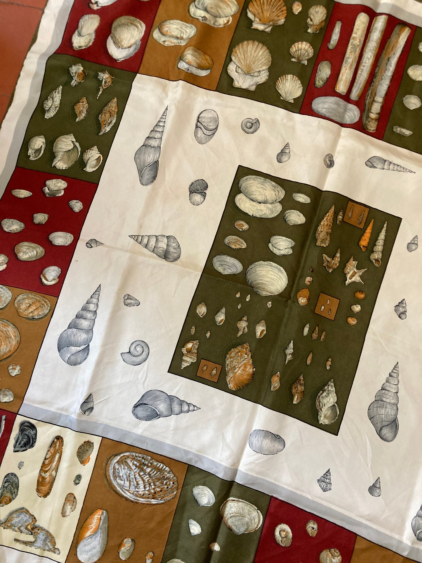 Foulard en soie Cabinet de curiosité