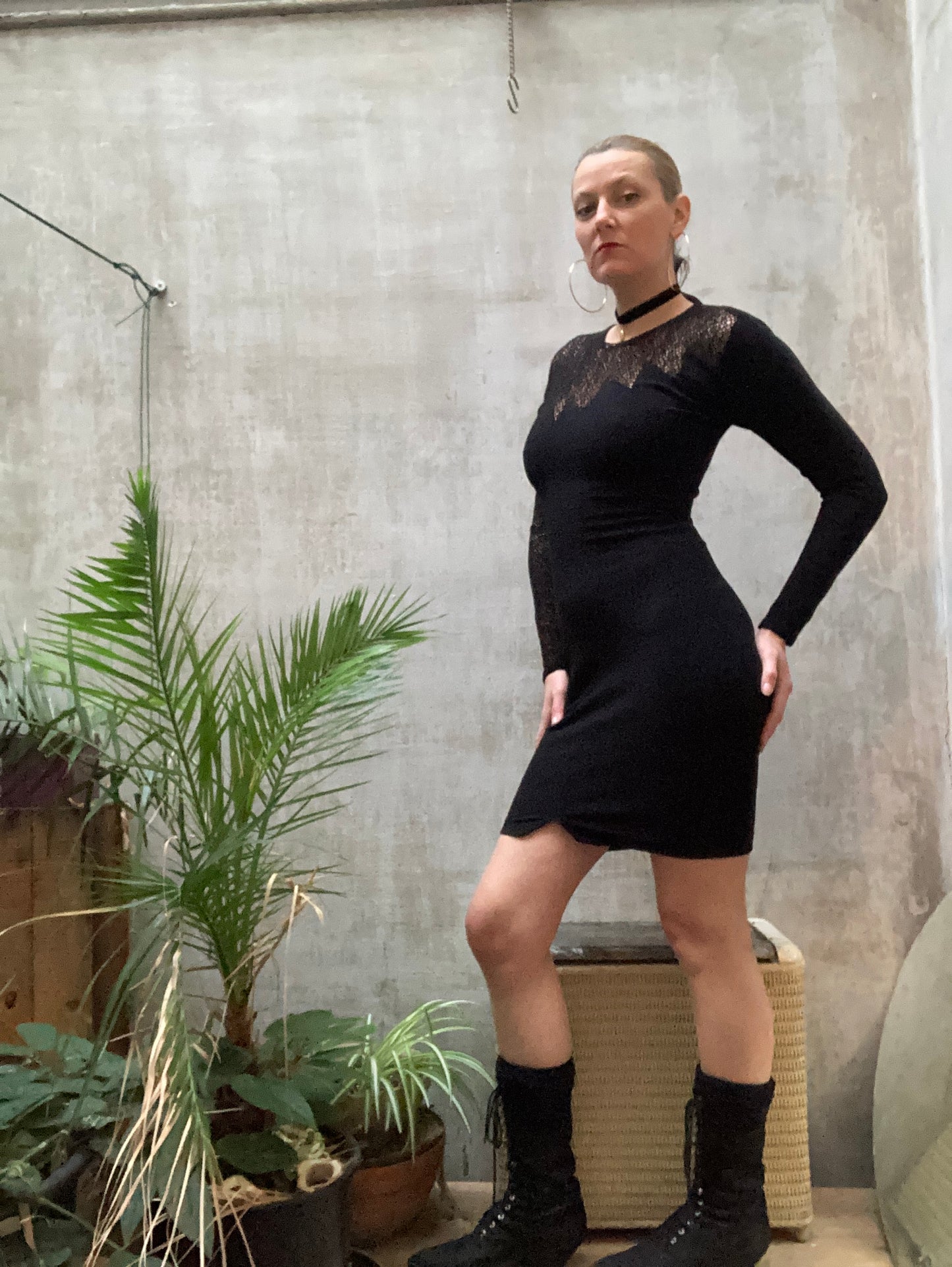 Robe noire moulante résilles 1980-90