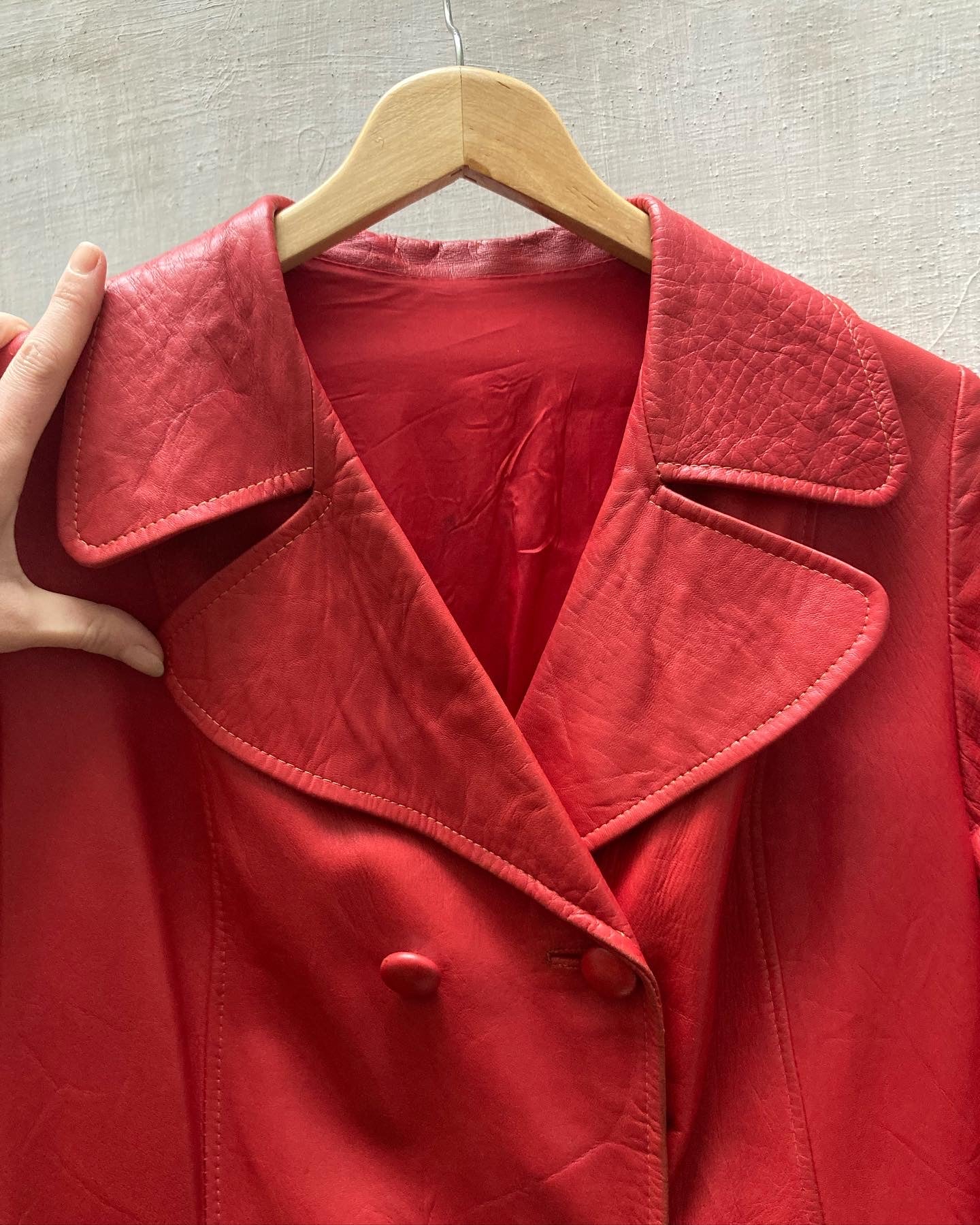 Trench cuir rouge 1960-70