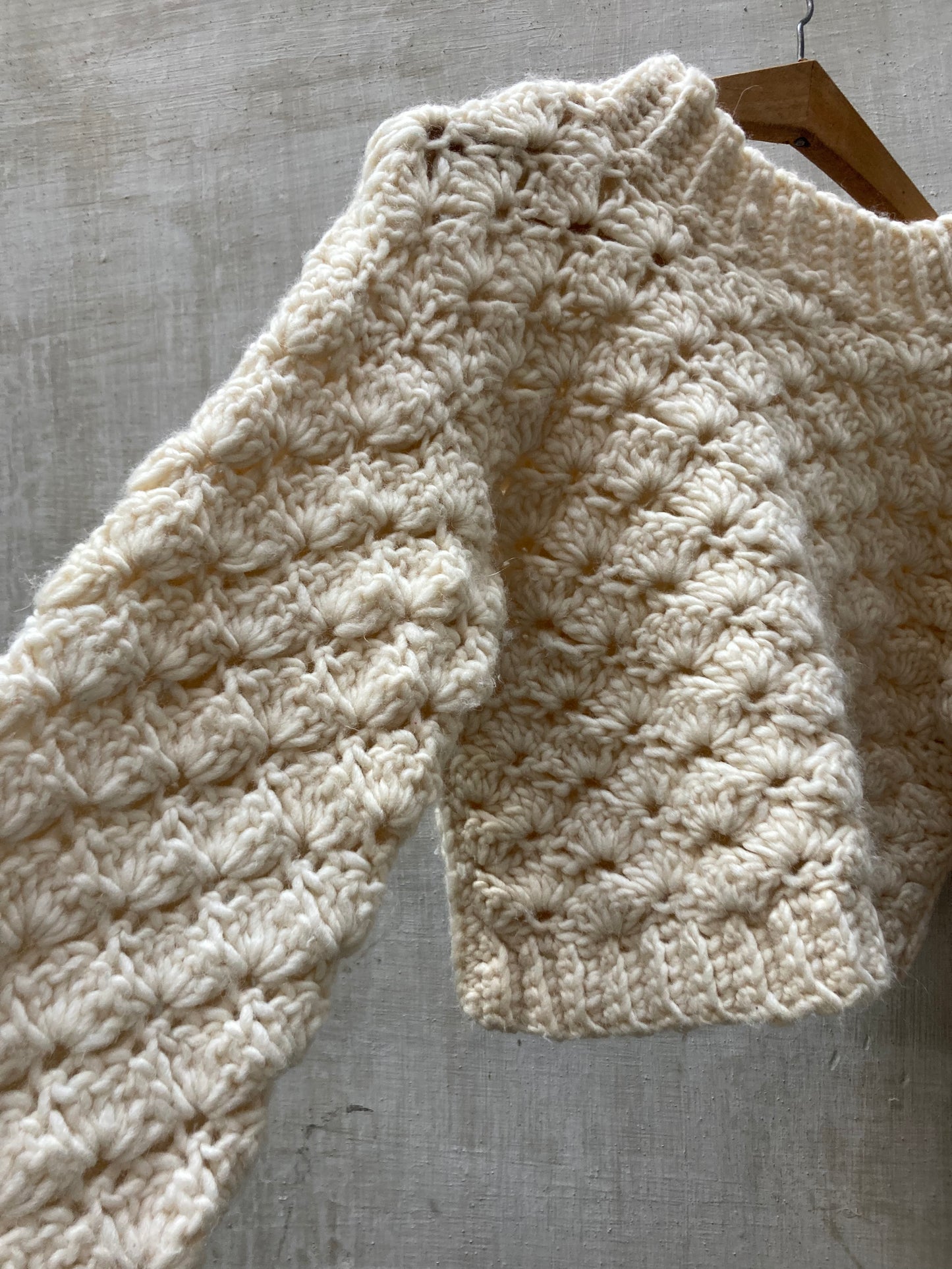 Pull court en laine tricoté main